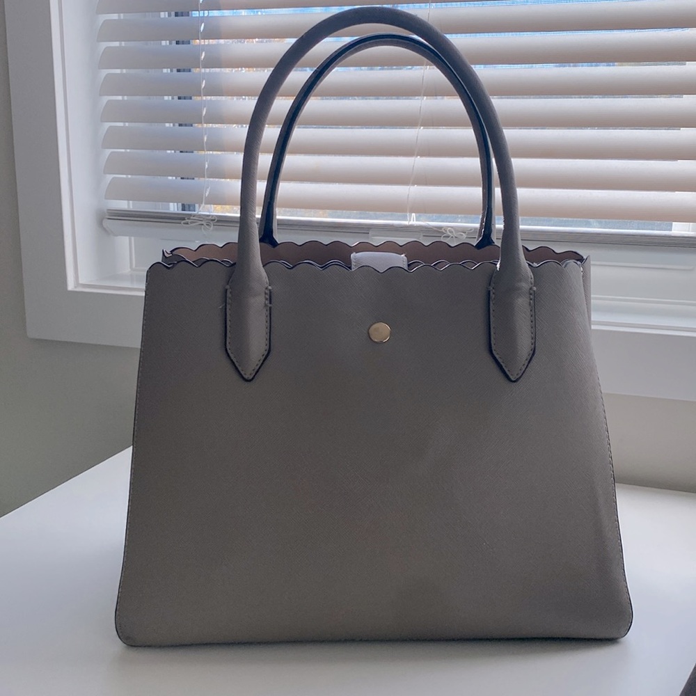 Nude/light taupe handbag.